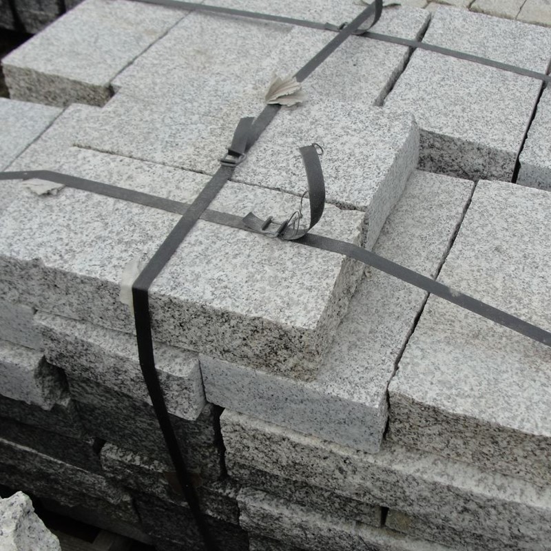 Granit - opornik szary cięty i płomieniowany